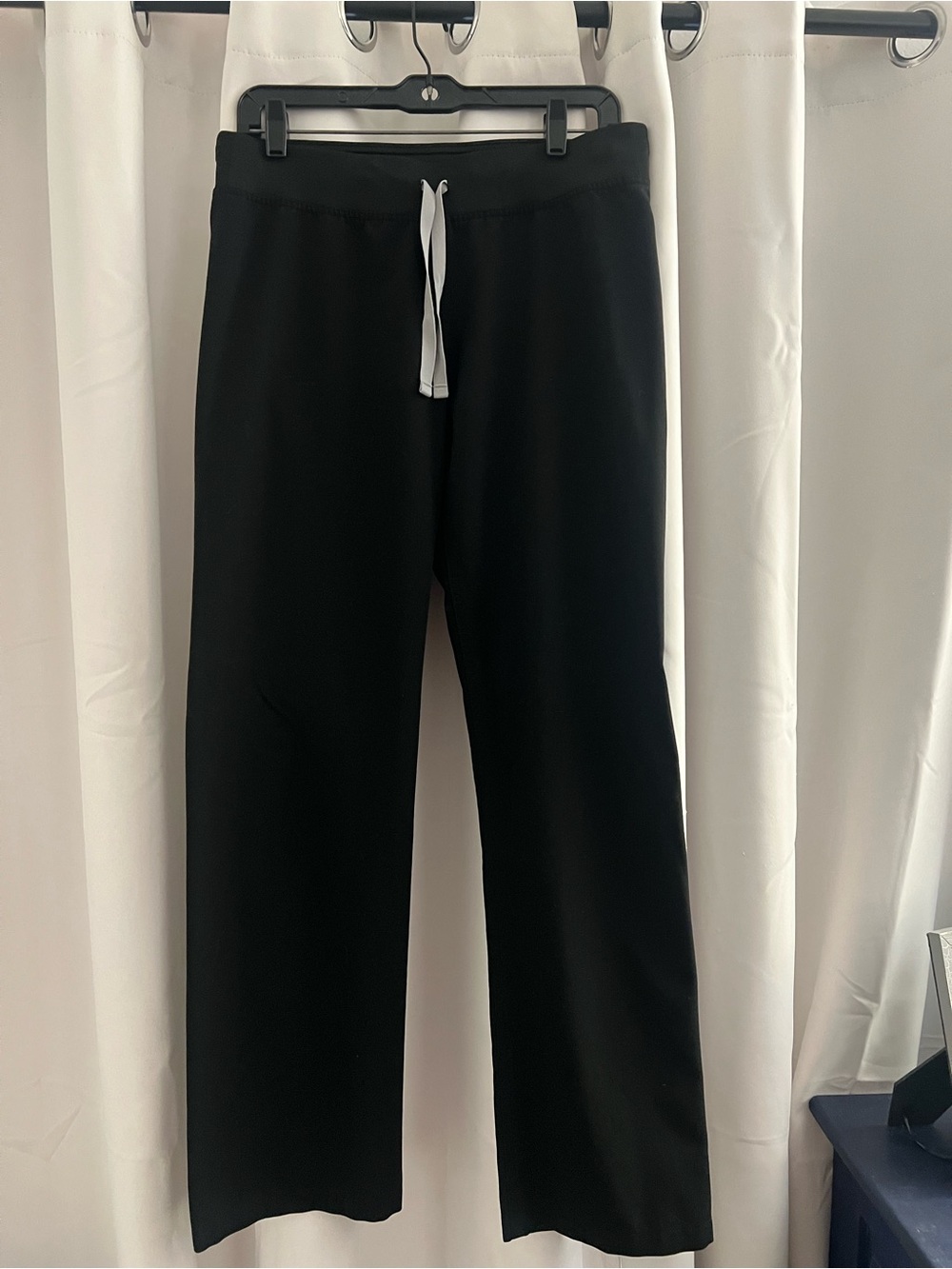 🦄 Figs REGULAR mid-rise Livingston EUC!!
Black, small, reg inseam.